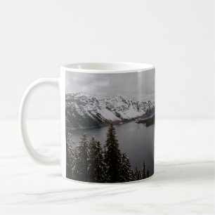 BÄUME AUF SCHNEE ÜBERDECKTE BERGE IN DER NÄHE D KAFFEETASSE