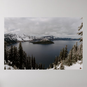 BÄUME AUF SCHNEE ÜBERDECKTE BERGE IN DER NÄHE DES  POSTER