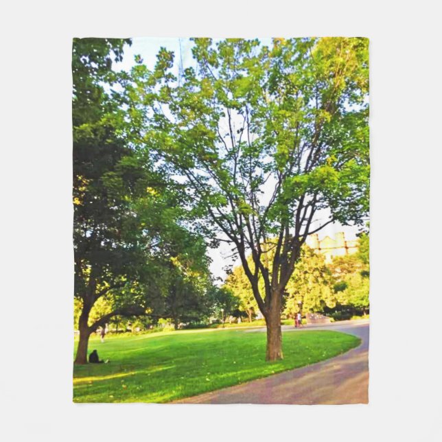 Bäume im Ottawa Park. Jetzt kaufen Fleecedecke (Vorderseite)