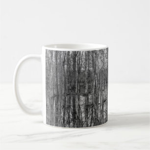 Bäume in einem schwarz-weißen Wald. Schönheit in Kaffeetasse