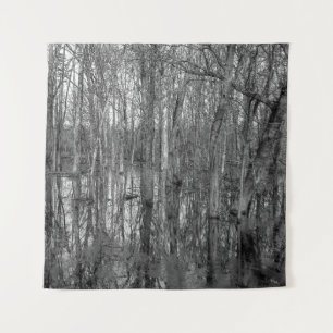Bäume in einem schwarz-weißen Wald. Schönheit in Wandteppich