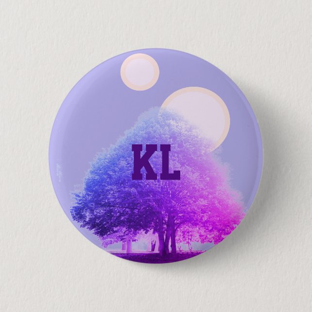 Bäume in Lila Nebel und Doppelaufgang & Initialen Button (Vorderseite)