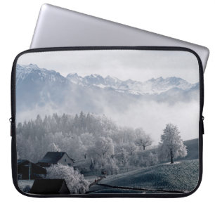 BÄUME NEBEN EINEM SCHNEEBEDECKTEN BERG WÄHREND DES LAPTOPSCHUTZHÜLLE