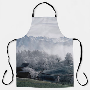 BÄUME NEBEN EINEM SCHNEEBEDECKTEN BERG WÄHREND DES SCHÜRZE