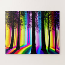 Bäume Silhouetten im Regenbogenbewald