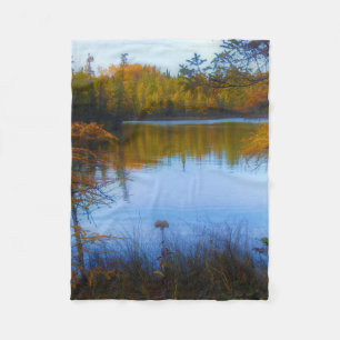 Bäume über einem See in der Falldecke Fleecedecke