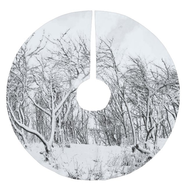 Bäume und Schnee Winterlandschaft, Schwarz und Wei Polyester Weihnachtsbaumdecke (Vorderseite)