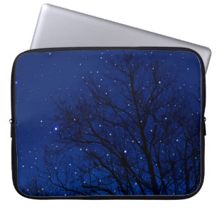 Bäume vor sternklarem Himmel. Bäume in der Nacht Laptopschutzhülle