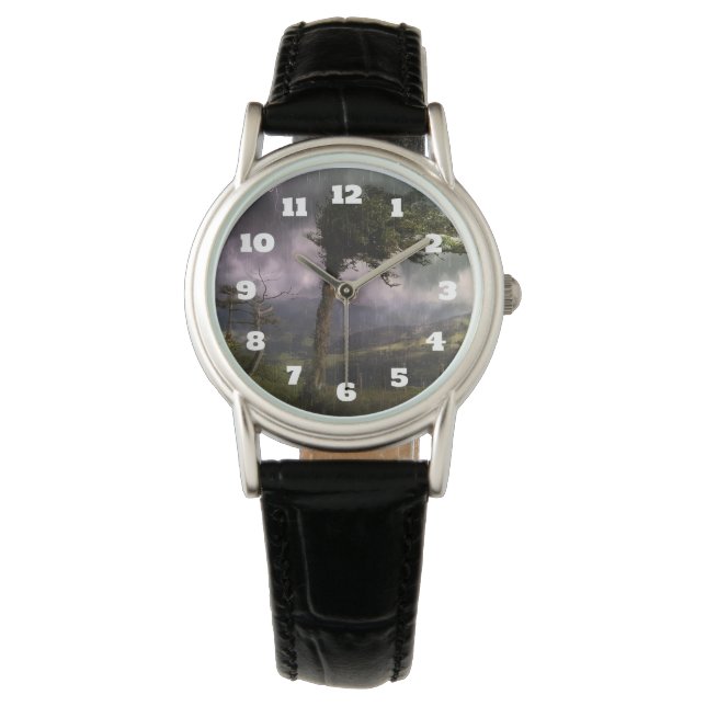 Bäume wehen während eines Donnerstürms im Wind Armbanduhr (Vorderseite)