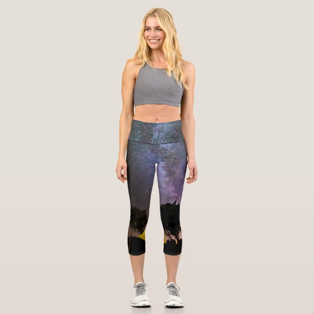 Baumlandschaft mit Milchstraße Capri Leggings (Vorderseite)