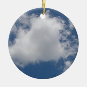 Baumwollartige Cumuluswolken am blauen Himmel Keramik Ornament