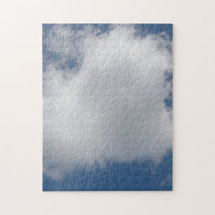 Bauschige Cumuluswolken am blauen Himmel