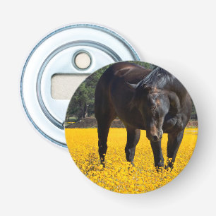 Bay Horse in einem Feld gelber Blumen Flaschenöffner