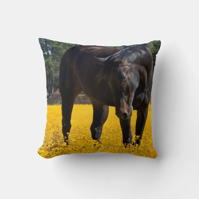 Bay Horse in einem Feld gelber Blumen Kissen (Vorderseite)