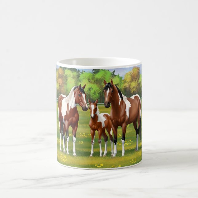 Bay Pinto Paint Quarter Pferde im Sommer Weide Kaffeetasse (Mittel)