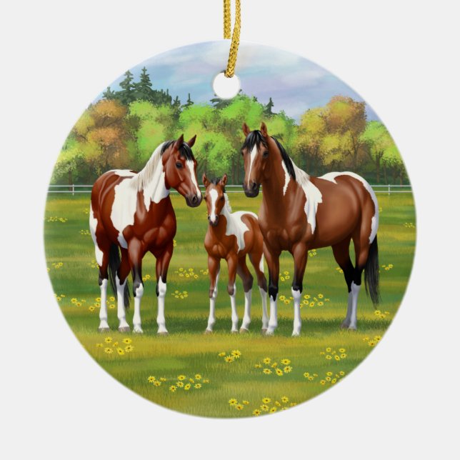 Bay Pinto Paint Quarter Pferde im Sommer Weide Keramik Ornament (Vorne)