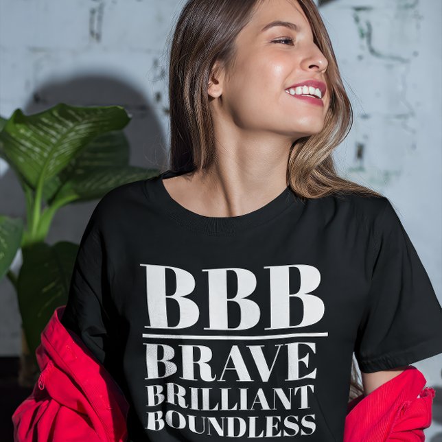 BBB- tapfer, brillant, grenzenlos T-Shirt (Young woman wears a "BBB: Brave, Brilliant, Boundless" black t-shirt.)
