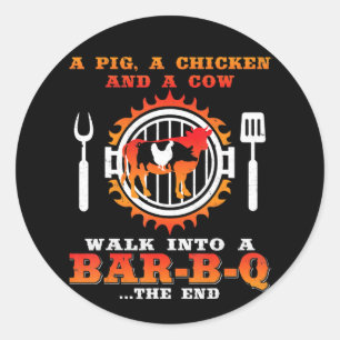 BBQ Ein Schwein und ein Huhn laufen in eine Bar Runder Aufkleber