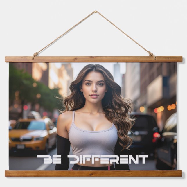 BE DIFFERENT WANDTEPPICH MIT HOLZRAHMEN (Vorne)