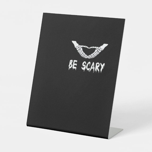 Be Scary Halloween Skeleton Over Heart Sockelschild (Vorderseite)