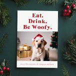 Be Woofy Funny Pet Hund Foto Weihnachten<br><div class="desc">Verbringen Sie Feiertagsjubeln mit der Weihnachtskarte "Be Woofy Funny Pet Dog Foto". Mit einem charmanten Hund, der eine Weihnachtsmannmütze trägt, bringt diese Karte eine spielerische Touch zu Weihnachtsgrüßen. Der Satz "Essen. Getränk. Be Woofy." fügt Spaß hinzu, während das festliche Ambiente mit einem dekorierten Baum und Geschenken das Ambiente des Urlaubs...</div>