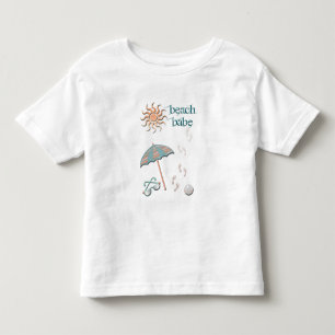 Beach Babe-Regenschirm, Ball, Fußabdrücke in Sand Kleinkind T-shirt