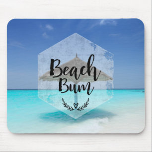 Beach Bum mit Strandschirm aus Strohdach Mousepad