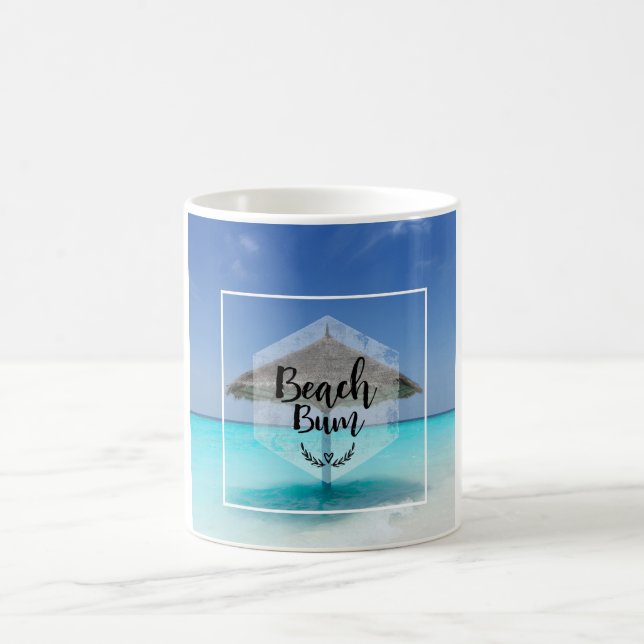 Beach Bum Typografie - Regenschirm am Tropical Bea Kaffeetasse (Mittel)