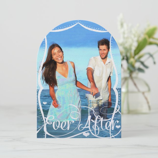 Beach Chalkboard Typografie Foto Wedite Einladung (Stehend Vorderseite)