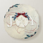 Beach Christmas Holly Sand Dollar Joy Typografie Rundes Kissen<br><div class="desc">"Beach Christmas Blue Foliage Holly Berries dekorieren einen Sand Dollar,  'Joy' Typografie Holly Round Pillow' wurde aus Aquarellmalereien des international lizenzierten Künstlers und Designers Audrey Jeanne Roberts,  Copyright erstellt.</div>