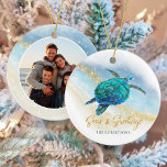 Beach Coastal Sea Turtle Seen und Grüße Foto Keramik Ornament<br><div class="desc">Dieses hawaiianische Urlaubssornament ist leicht mit Familiennamen an der Vorderseite und einem Foto an der Rückseite personalisiert und bietet eine türkisfarbene Meeresschildkröte auf einem abstrakten Strandhintergrund mit einem Imitat Goldmedaille funkelnd Welle, sowie Goldmedaillen & Greetings. Karo in der Kollektion für mehr passende Produkte oder kontaktiere mich über den Zazzle Chat,...</div>