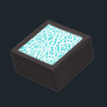 Beach Coral Reef Muster Nautical White Blue Kiste<br><div class="desc">Dieses hübsche Meer/Strand-inspiriert, sich wiederholende nautische Muster sieht aus wie ein ausgeklügeltes Korallenriff in Weiß auf einem Strand - blau Hintergrund. Das elegante Korallenriff-Muster wird in einem Schablonenlook ausgeführt. Die Farbe Blau erinnert an helle, klare tropische Meere. Dieses einfache, moderne Design ist perfekt für ein Küsten-/Strandhaus-Thema. "Anpassen", wenn Sie die...</div>
