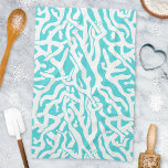 Beach Coral Reef Muster Nautical White Blue Küchentuch<br><div class="desc">Dieses hübsche Meer/Strand-inspiriert, sich wiederholende nautische Muster sieht aus wie ein ausgeklügeltes Korallenriff in Weiß auf einem Strand - blau Hintergrund. Das elegante Korallenriff-Muster wird in einem Schablonenlook ausgeführt. Die Farbe Blau erinnert an helle, klare tropische Meere. Dieses einfache, moderne Design ist perfekt für ein Küsten-/Strandhaus-Thema. "Anpassen", wenn Sie die...</div>