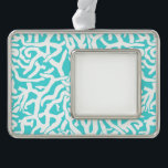 Beach Coral Reef Muster Nautical White Blue Rahmen-Ornament Silber<br><div class="desc">Dieser hübsche Strand / Ozean inspiriert wiederholt sich nautische Muster sieht aus wie ein fein gewebtes Korallenriff in Weiß auf einem Strand - blau Hintergrund. Das elegante Korallenriff-Muster wird in einem Schablonenlook ausgeführt. Die Farbe Blau erinnert an helle, klare tropische Meere. Dieses einfache, moderne Design ist perfekt für ein Küsten-/Strandhaus-Thema....</div>