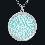 Beach Coral Reef Muster Nautical White Blue Versilberte Kette<br><div class="desc">Dieses hübsche Meer/Strand-inspiriert, sich wiederholende nautische Muster sieht aus wie ein ausgeklügeltes Korallenriff in Weiß auf einem Strand - blau Hintergrund. Das elegante Korallenriff-Muster wird in einem Schablonenlook ausgeführt. Die Farbe Blau erinnert an helle, klare tropische Meere. Dieses einfache, moderne Design ist perfekt für ein Küsten-/Strandhaus-Thema. "Anpassen", wenn Sie die...</div>