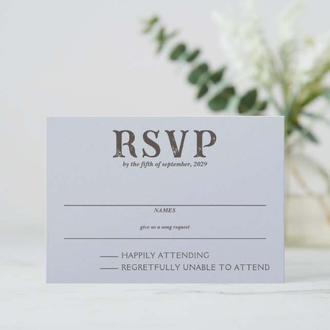 Beach Couple RSVP Karte (Stehend Vorderseite)