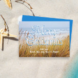 Beach Dunes Frohe Weihnachts-Flachbildschirme Feiertagskarte<br><div class="desc">Seakoast Frohe Weihnachten einseitige Flachkarten. Passen Sie Ihre Auswahl an Grußkarten auf einem Hintergrund von Ozeandünen mit großen,  hüpfenden Grasflächen an. Diese einzigartige Küstenkarte hat einen Schattentext,  der weiß und blau ist. Die Signatur ist in einem weißen Skript in der Nähe des unteren. Die Rückseite der Karte ist blau.</div>