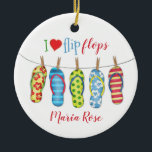 Beach Flip Flops Personalisiert tropische Farben Keramik Ornament<br><div class="desc">Strandflippen. Personalisiert mit deinem Namen. Ich niedlich Herzklappen personalisiert mit deinem Namen. Ein tropischer Strand oder ein sonniger,  lustiger Sommertag. Whimsical stylish flip-flops in einer Reihe mit bunten Streifen,  Blumen und Punkten. Ein niedliches trendiges Geschenk für jeden,  der den Sommer,  den Strand und das Leben der Flip Flops Liebe.</div>