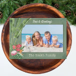 Beach Foto Weihnachten<br><div class="desc">Teilen Sie Ihr Lieblings-Foto an den tropischen Stränden in dieser Ferienzeit. Elegantes tropisches Blumendesign umrahmt Ihr Familienfoto. Modernes Grün und Rot,  um Ihre Reise nach Hawaii,  Kalifornien,  Florida oder anderen Destinationen zu markieren. Feiern Sie mit einem Weihnachtsfest an der Küste! Gute Ferien!</div>