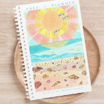 Beach Happy Place 2024 Planer<br><div class="desc">Werfen Sie einen Blick auf die Schönheit der originalen und einzigartigen Kunst, während Sie Ihre Tage, Wochen und Monate voraus planen. Mit unserem Happy Place Monthly Planner 2024, der eine bezaubernde Abbildung eines mit Muscheln gefüllten Strandes bei Sonnenaufgang zeigt, bleibe und inspiriere Produktivität und Kreativität. Die fröhliche und fröhliche Atmosphäre,...</div>