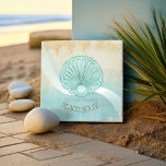 Beach House Clam Muschel Aqua Blue ID623 Fliese<br><div class="desc">Diese Keramik Kachel-Design in den sanften Farben von Meer und Sand ermöglicht es Ihnen, einfach Ihren eigenen Namen und Text mit der bereitgestellten Vorlage hinzuzufügen. Das schlichte Bild der Muschel auf einem bedrückten, wasserfarbenen Hintergrund wird durch einen Wellenakzent in Aqua und Weiß hervorgehoben. Durchsuchen Sie ID623, um zu sehen, wie...</div>