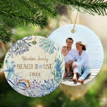 Beach House Coastal Weihnachts-Foto Keramik Ornament<br><div class="desc">Dieses Beach House Weihnachtsschmuck an der Küste hat den Familiennamen und das Jahr vorne, mit einem Foto an der Rückseite. Das Küstendesign umfasst ein farbiges Unterwasser-Korallenriff mit niedlichem Seepferd, Krabben, Algen und Korallen, Seestern und Muscheln. Wenn Sie mehr passende Produkte benötigen, besuchen Sie bitte die Sammlung oder kontaktieren Sie mich...</div>