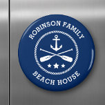 Beach House & Family Name Anchor Oars Stars Navy Magnet<br><div class="desc">Stilvoll runder Kühlschrank Magnet mit Ihrem personalisierten Strandhaus,  Seehaus,  Familiennamen oder anderen Texten mit einem eigenen nautischen Bootanker,  gekreuzten Rudern und Sternen in Marineblau auf Weiß oder wählen Sie Hintergrundfarben,  um Ihre Einrichtung.</div>