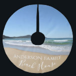 Beach House Polyester Weihnachtsbaumdecke<br><div class="desc">Fügen Sie Ihrem Zuhause mit diesem personalisierten Baumrock, der sich perfekt für Ihr Strandhaus zu Weihnachten eignet, den Küstenstyle hinzu. Das Design zeigt ein einzigartiges Foto der ruhigen, blauen Wellen und des weichen Sandes der Siegel Rocks vor der Küste von Sydney, Australien. Der moderne, weiße Text ist anpassbar, sodass Sie...</div>