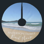 Beach House Polyester Weihnachtsbaumdecke<br><div class="desc">Fügen Sie Ihrem Zuhause mit diesem personalisierten Baumrock, der sich perfekt für Ihr Strandhaus zu Weihnachten eignet, den Küstenstyle hinzu. Das Design zeigt ein einzigartiges Foto der ruhigen, blauen Wellen und des weichen Sandes der Siegel Rocks vor der Küste von Sydney, Australien. Der moderne, weiße Text ist anpassbar, sodass Sie...</div>