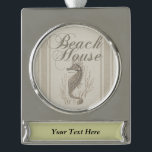 Beach House Seepferd Seashore Banner-Ornament Silber<br><div class="desc">Dieses Strandhaus Seepferd Geschenk ist ein beruhigendes Strandgeschenk. Das Meerpferd ist ein antikes Bild mit einem sandfarbenen Hintergrund und einem Muster, das wie Leinwand aussieht. Das ist ideal für das Strandhaus, um sich im Sommer zu entspannen. Die Dekoration im Strandhaus sollte beruhigend sein und sich wie ein lässiger Strand fühlen....</div>