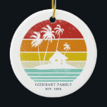 Beach House Vacation Family Christmas Wiedersehen Keramik Ornament<br><div class="desc">Passen Sie diese Retro-Designs für Ihr Camping- oder Seehaus an, indem Sie Ihren Familiennamen oder Ihren eigenen Text und das Jahr hinzufügen. Ich hoffe, es geht nicht nur um das coole Design, das Sie in den Augen haben, sondern auch darum, dass Sie es nie in einem Kaufhaus finden werden, sondern...</div>