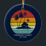 Beach House Vacation Family Wiedersehen Nautical Keramik Ornament<br><div class="desc">Passen Sie diese Retro-Designs für Ihr Camping- oder Seehaus an, indem Sie Ihren Familiennamen oder Ihren eigenen Text und das Jahr hinzufügen. Ich hoffe, es geht nicht nur um das coole Design, das Sie in den Augen haben, sondern auch darum, dass Sie es nie in einem Kaufhaus finden werden, sondern...</div>