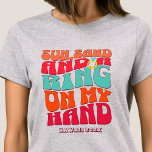 Beach Junggeselinnen-Abschied Groovy Sun Sand Ring T-Shirt<br><div class="desc">Lassen Sie sich mit diesem atemberaubenden Junggeselinnen-Abschied am Strand, personalisierten T - Shirt, von Ihrem bevorstehenden Junggeselinnen-Abschied verwöhnen. Ob Sie einen Badeurlaub, einen Mädchenurlaub oder einen Junggeselinnen-Abschied der besten Freunde verbringen möchten, diese T - Shirt sind die perfekte Ergänzung zu Ihrem unvergesslichen Aufenthalt. Fügen Sie Ihrem Junggeselinnen-Abschied eine persönliche Touch...</div>