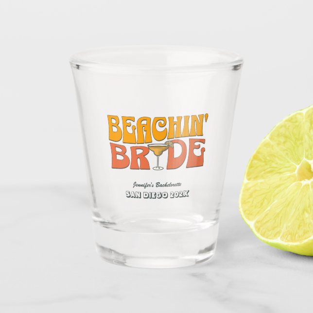 Beach Junggeselinnen-Abschied Retro Beachin Bride Schnapsglas (Vorderseite)